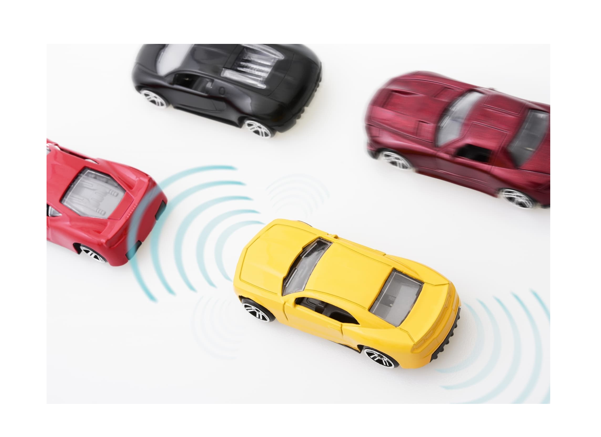 各自動車会社では、衝突などの事故防止機能としてADAS（先進運転支援システム）の採用が進んでいます